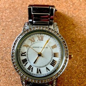 Anne Klein silver, woman’s watch expandable band. Brand new battery perfect time